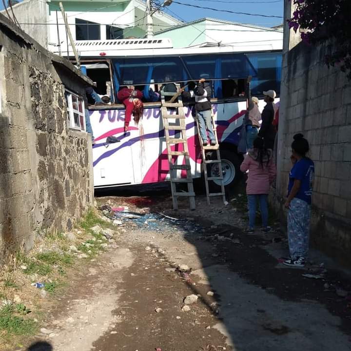 Reportan 19 muertos tras accidente en la carretera Joquicingo-Malinalco