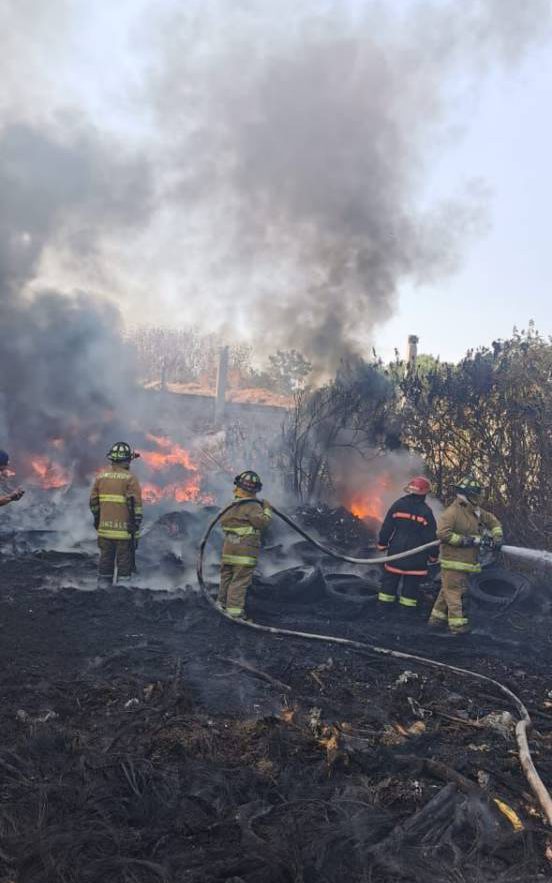 Se registró un fuerte incendio en lote baldío del municipio de Coacalco, hasta donde se movilizaron los servicios de emergencia.
