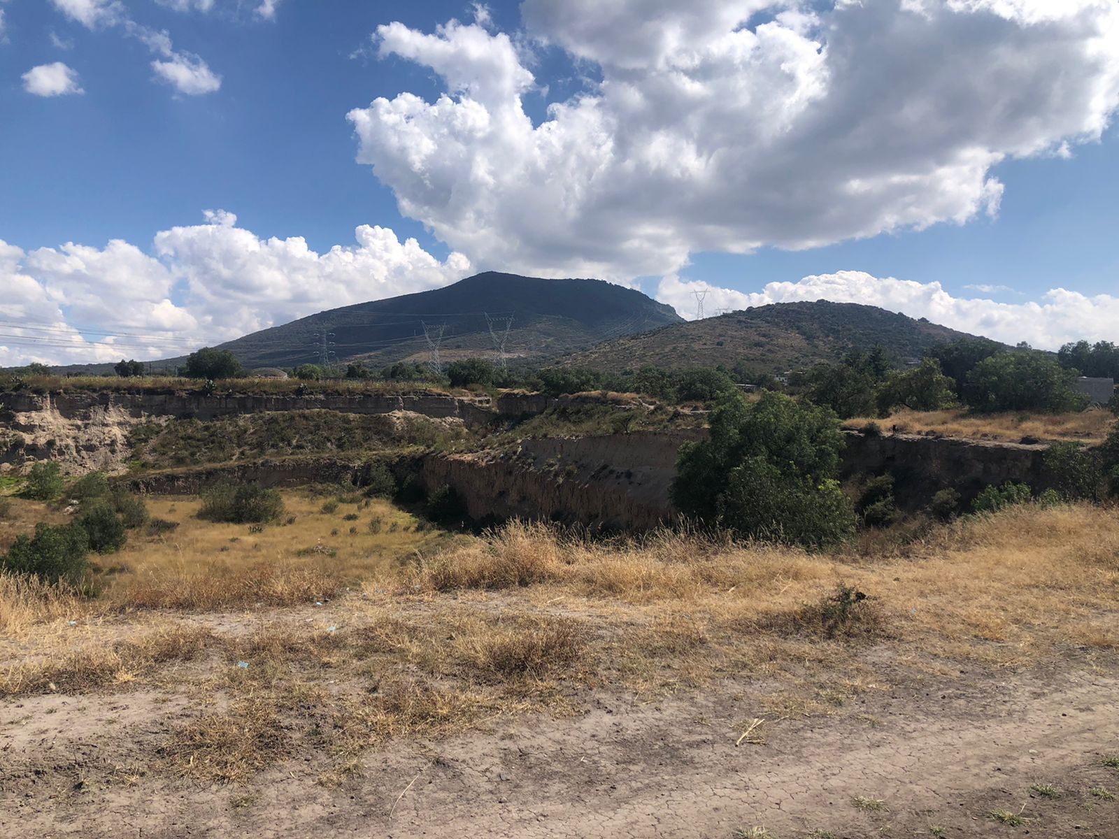 tira clandestina de basura en Teotihuacán