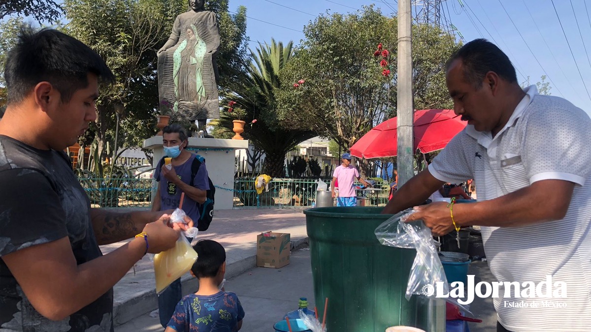 alimentos y agua a los cientos de peregrinos que cruzan por este municipio
