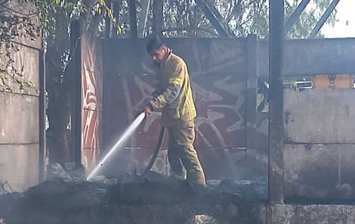 Bomberos de Valle de Chalco acudieron a sofocar un incendio de pastizal y llantas que amenazaba con extender a las casas cercanas