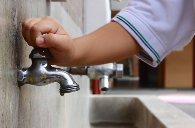 escuelas de educación básica sin agua
