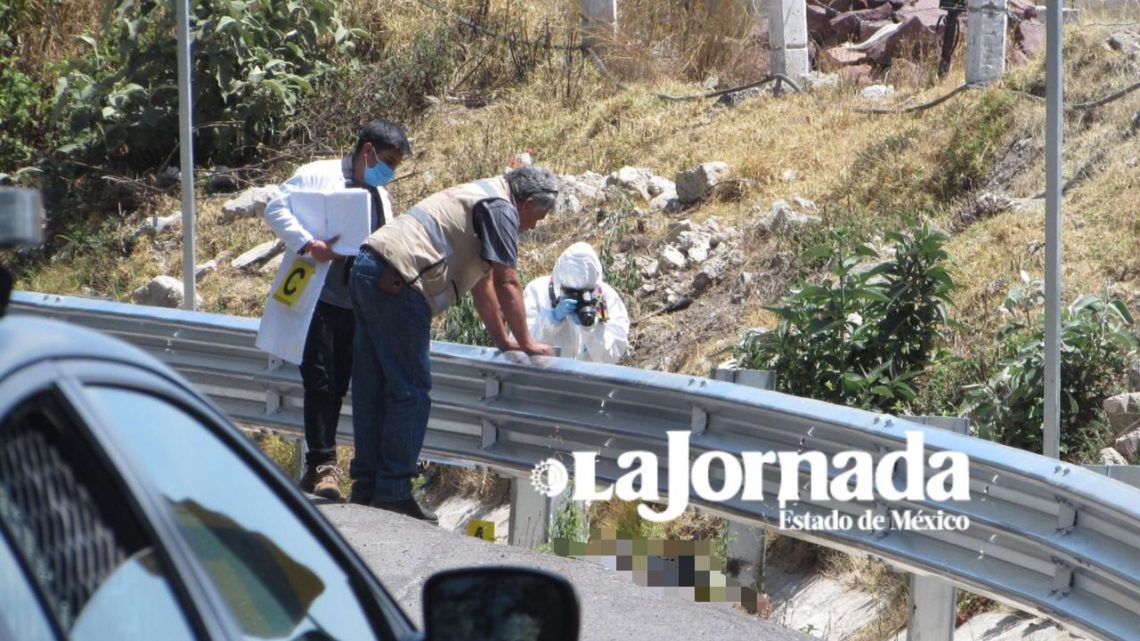 Una mujer que viajaba en motocicleta falleció esta tarde al derrapar sobre la autopista Tenango-Ixtapan de la Sal, a la altura de la comunidad de San Pedro Tlanixco.