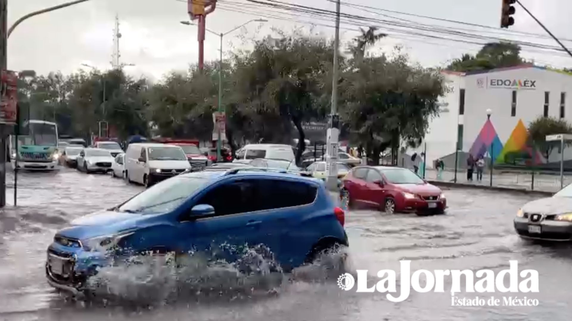 Tras la fuerte lluvia que se registró este martes en la ciudad de Toluca usuarios reportan inundaciones en Paseo Tollocan y Urawa.