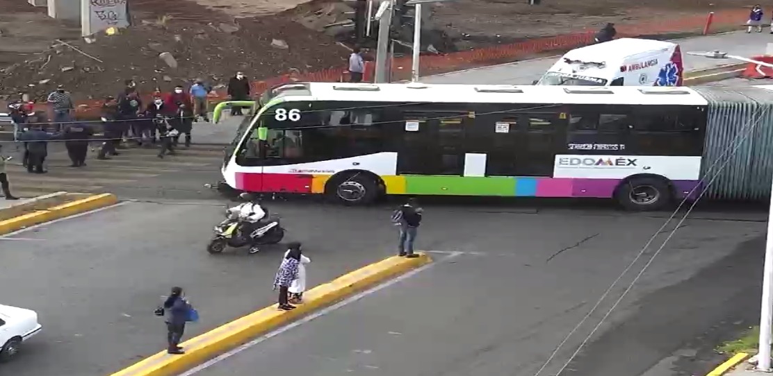Mexibus y motocicleta en Ecatepec
