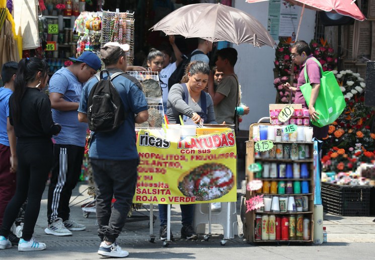 Ambulantaje se queda con 6 de cada 10 pesos del comercio en Toluca