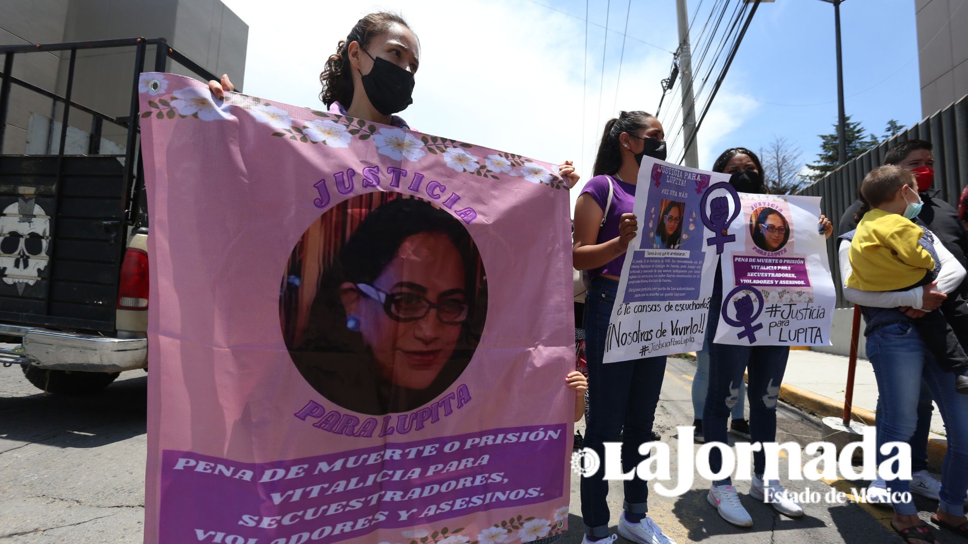 ¡Justicia para Lupita! piden familiares afuera de juzgados de Almoloya
