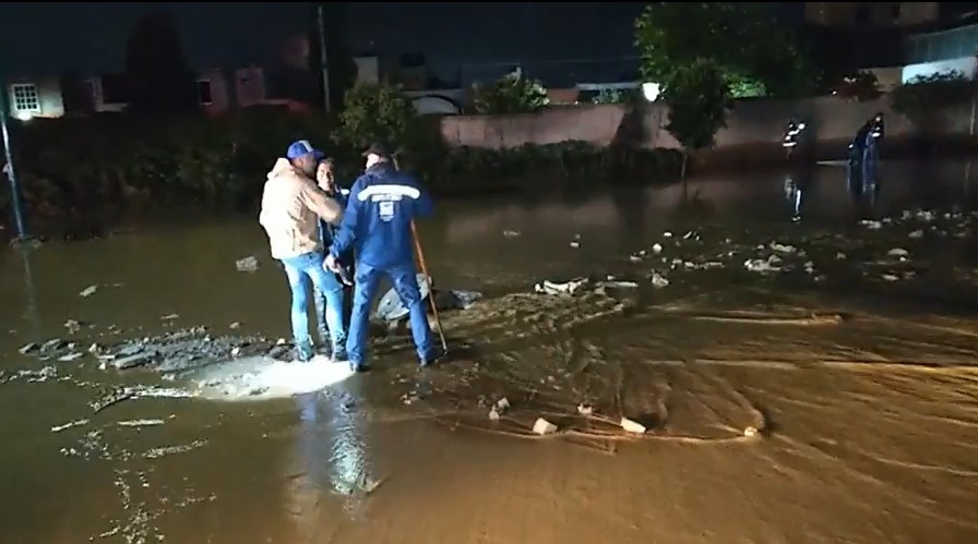 Lluvias inundan casas en Chalco