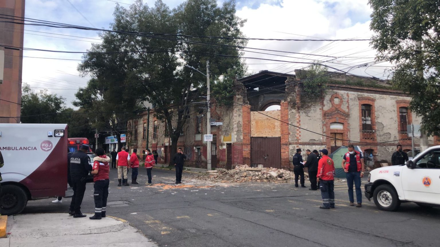 Muere joven tras caerle una barda en Toluca La Jornada Estado de México