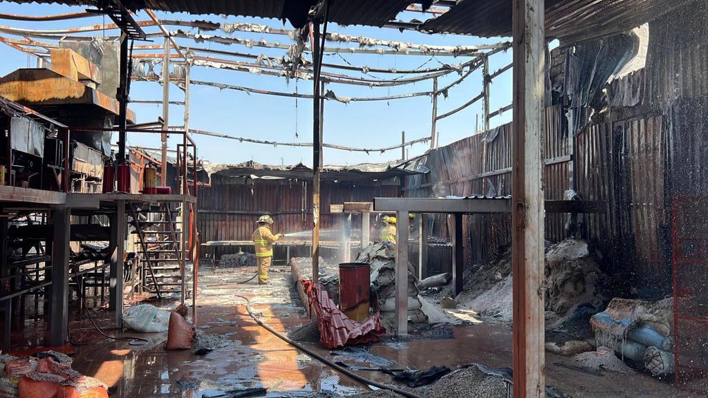 Incendio consume fábrica de láminas en Coacalco