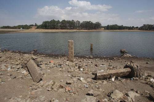 Las altas temperaturas que se viven en estos días ha disminuido el agua en las presas: Foto: La Jornada