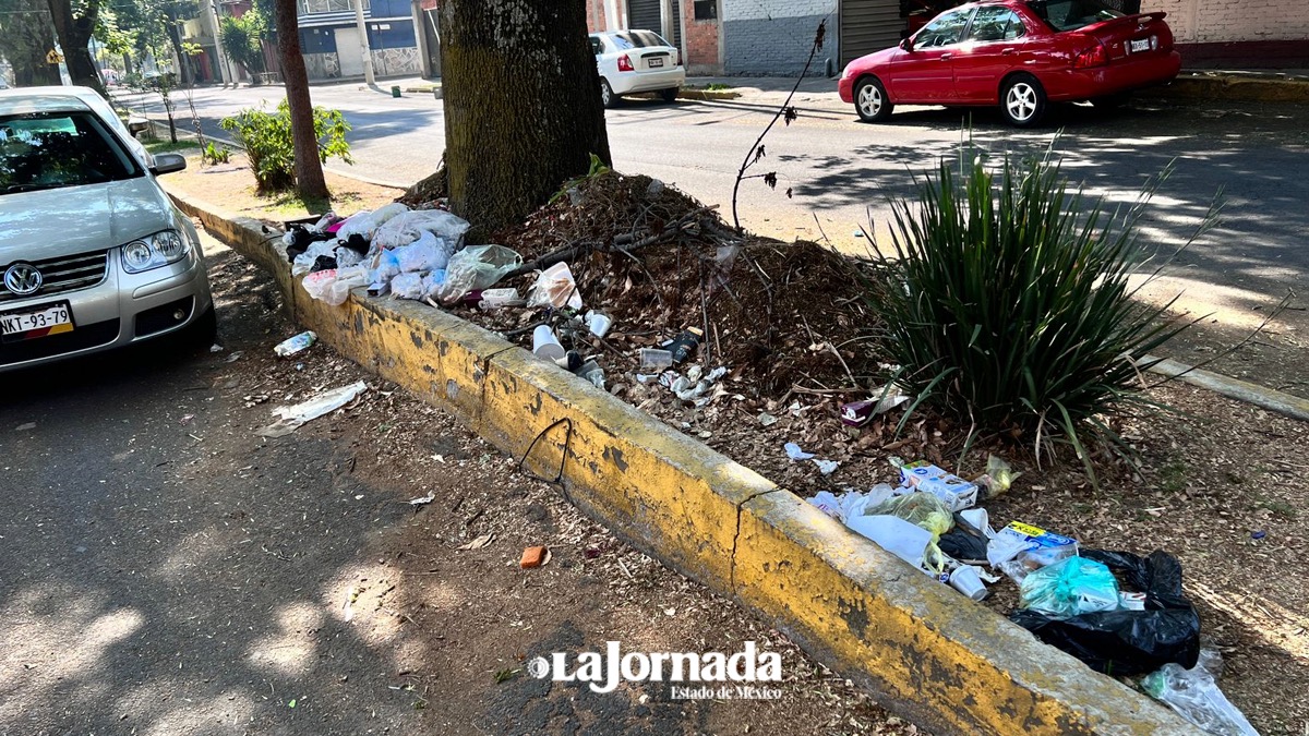 Basura En La Vía Pública, Tiran Desechos En La Colonia Universidad