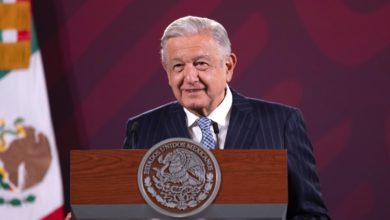 Andrés Manuel López Obrador felicitó a todos los maestros y adelantó que verán un incremento, que será retroactivo en sus salarios. Fotos: Presidencia