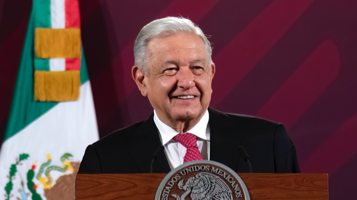 Andrés Manuel López Obrador arremetió contra la decisión de los ministros que argumentaron que debido a violaciones graves en el proceso legislativo la iniciativa no prosperó. Foto: Presidencia