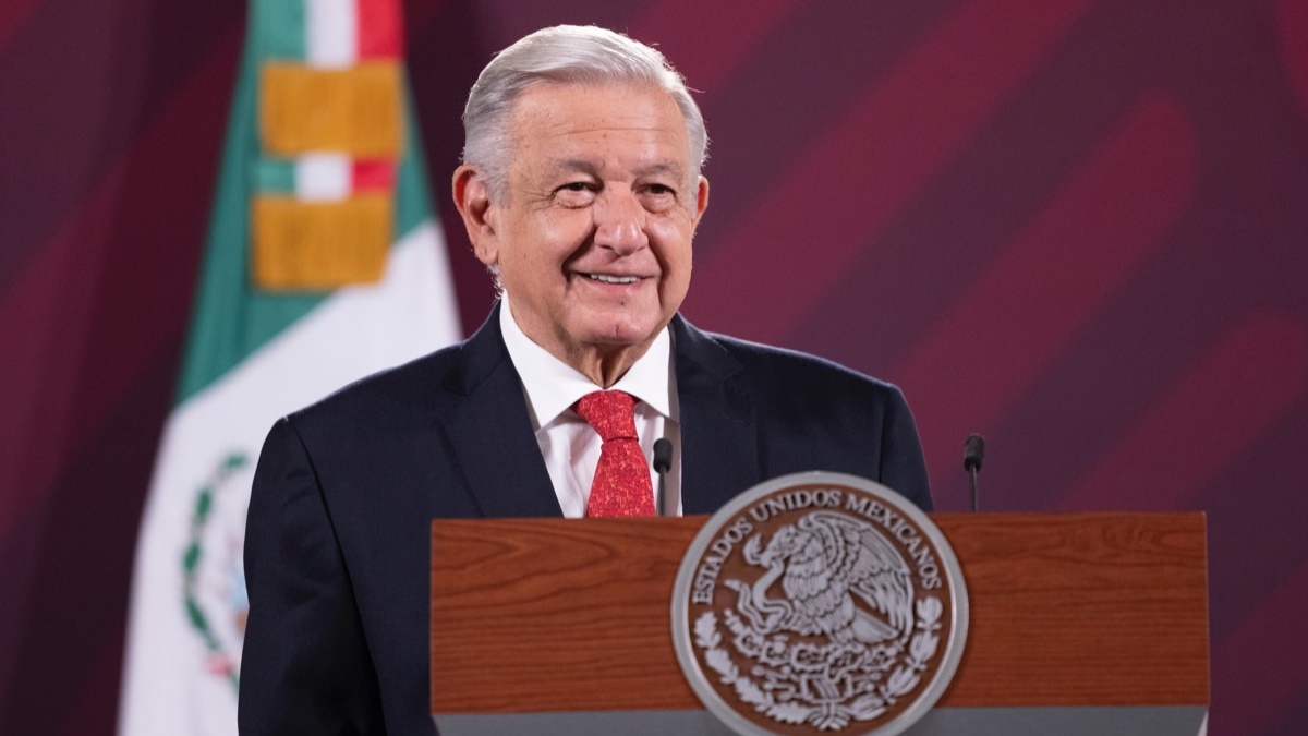 Andrés Manuel López Obrador llamó a los hispanos a que despierten y no le den "ni un voto" al republicano debido a su "politiquería" en contra de los migrantes. Foto: Presidencia