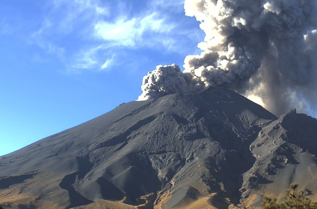 Sabías que México tiene 13 volcanes activos y que no sólo es "Don Goyo" el que está "rezongando". Foto: La Jornada