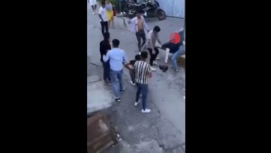 La disputa tuvo lugar en Santiaguito Tlalcilalcali, Loma Bonita, en donde decenas de estudiantes se enfrascaron en una pelea callejera donde se agredieron literalmente hasta con las macetas. Foto: Captura