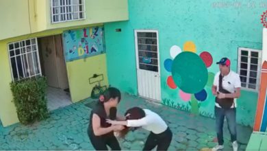 Jesús Abid "N" y Laura "N" fueron trasladado a diferentes centros penitenciarios luego de que agredieran a una maestra y a la cocinera del kínder llamado Frida Kahlo en Cuautitlán Izcalli. Foto: Captura