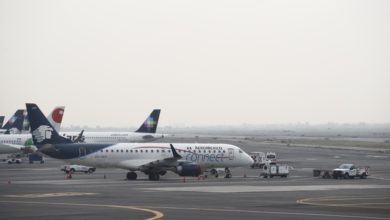 El mandatario confirmó que ante la sobresaturación se reducirán de 52 a 43 las operaciones por hora en el Aeropuerto Internacional de la Ciudad de México (AICM), pese al rechazo de las aerolíneas. Foto: La Jornada