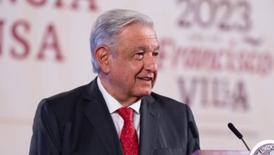 Andrés Manuel López Obrador calificó como deshonesto la orden que emitió la ministro María Aguilar, para suspender la distribución de los libros de texto gratuitos. Foto: Presidencia