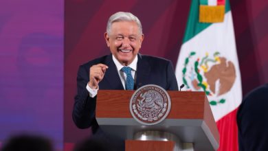 Andrés Manuel López Obrador consideró que los 37 mil millones de pesos que pretende el INE es excesivo y sugirió que podría ser reducido hasta en 10 mil millones. Foto: Presidencia