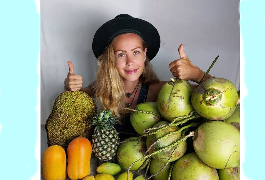 La joven de 39 años de edad se dedicaba a promocionar alimentos crudos a través de sus redes sociales y animaba a sus seguidores a consumir y mantener una alimentación "sana". Foto: Captura