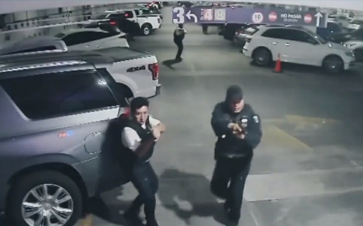 El pasado 9 de agosto, dos uniformados del municipio de Nezahualcóyotl, Estado de México, protagonizaron una balacera dentro del estacionamiento de la Terminal 2 en donde falleció una mujer. La Jornada