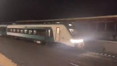 Mediante un video, que se hizo viral en redes sociales, se puede ver el Tren llegando a una estación y pasar de largo. Foto: Captura