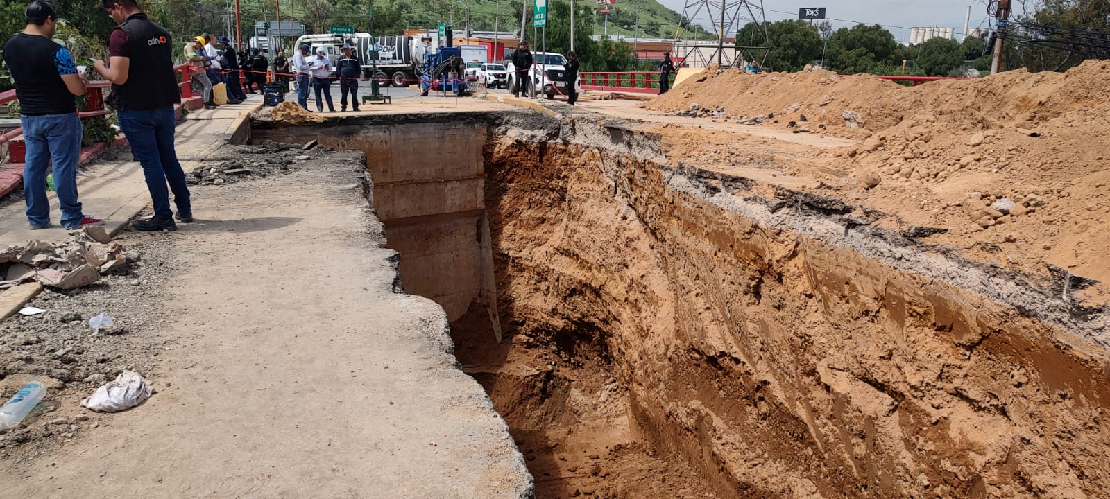 ¡Por fin! Localizan fuga que provocó socavón del puente de Herminio Mena en Tlalnepantla