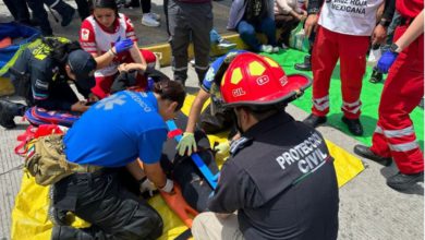 Una mujer impactó su camioneta justo donde se espera al transporte público y de esto, resultaron 10 personas lesionadas. Foto: Especial PC Puebla