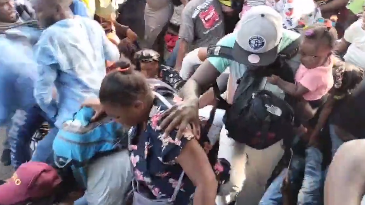 Personas indocumentadas, principalmente haitianos, trataron de entrar a la fuerza por segunda ocasión en esta semana, esto ocurrió a las 08:30 horas de este lunes. Foto: Captura