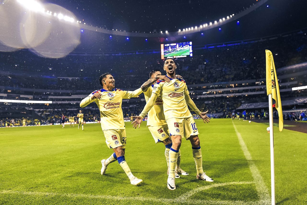 Foto de los jugadores del América que festejan un gol en el triunfo ante Chivas en el Clásico Nacional.