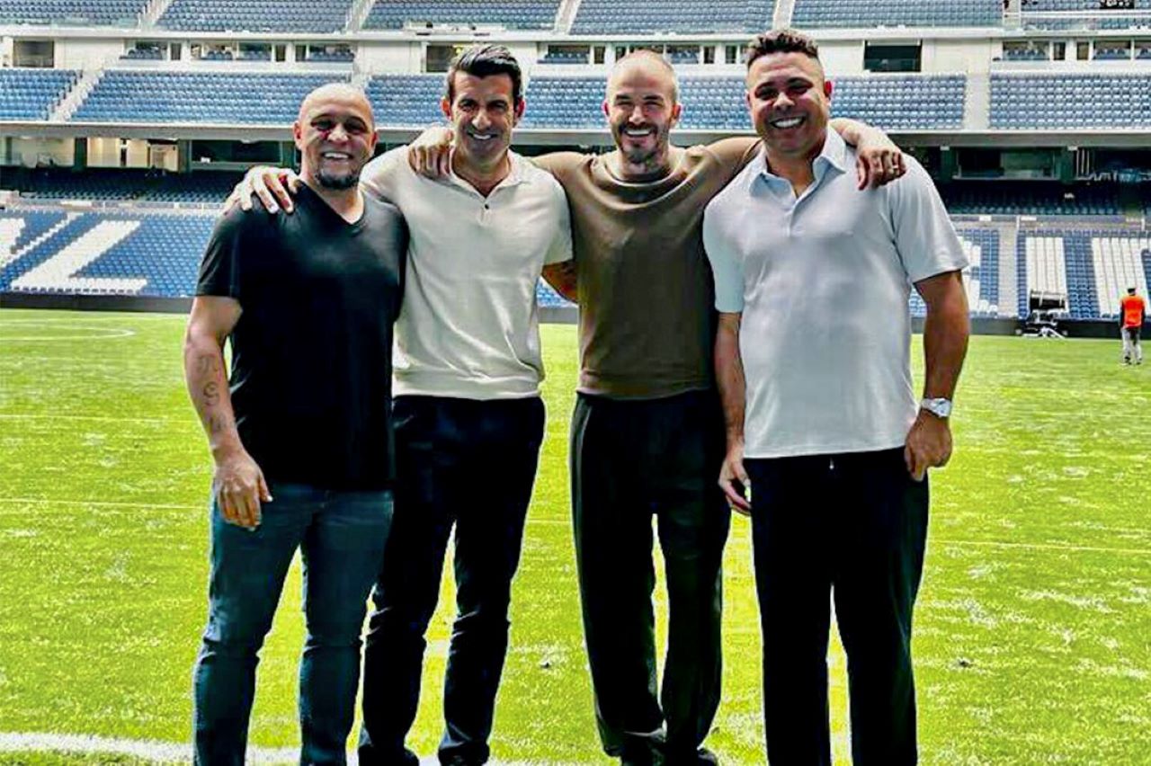 Foto de Roberto Carlos, Luis Figo, David Beckham y Ronaldo Nazario, exjugadores del Real Madrid.