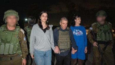 La oficina del primer ministro, Benjamín Nentayahu publicó la imagen donde las mujeres ya son vistas en Israel tras ser liberadas del cautiverio de Hamás, mientras son tomadas de la mano por el enviado de rehenes del gobierno, Gal Hirsch (centro). Foto: Twitter