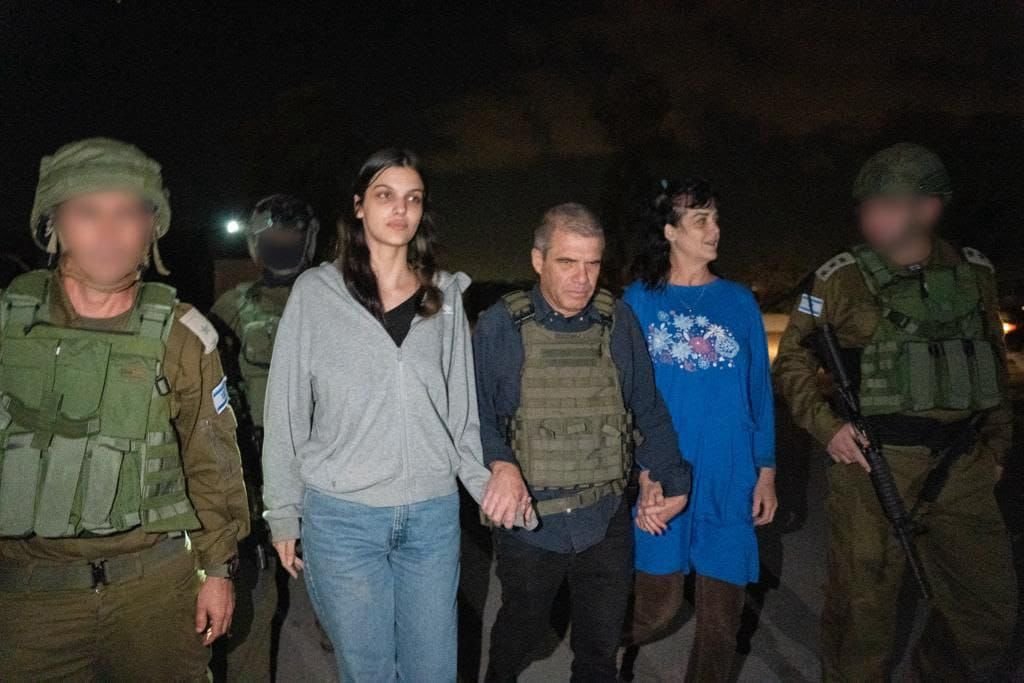 La oficina del primer ministro, Benjamín Nentayahu publicó la imagen donde las mujeres ya son vistas en Israel tras ser liberadas del cautiverio de Hamás, mientras son tomadas de la mano por el enviado de rehenes del gobierno, Gal Hirsch (centro). Foto: Twitter