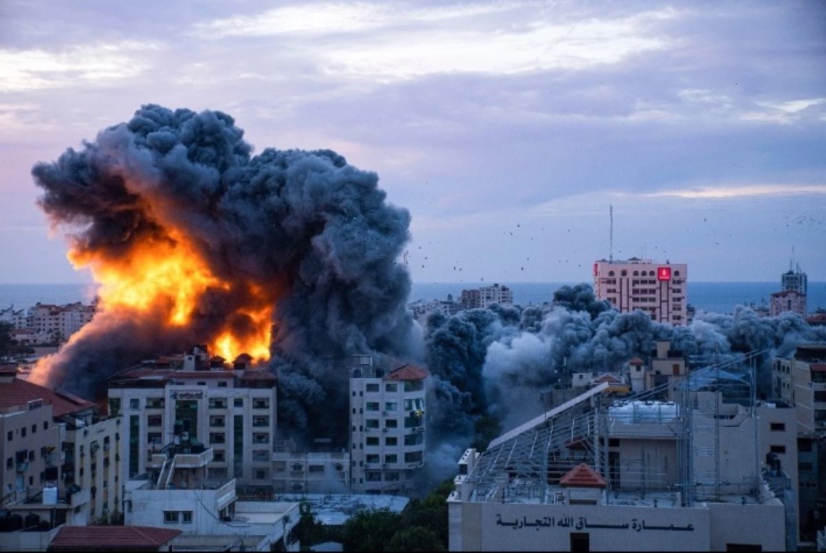 El ejercito israelí intensificó su ataque aéreo en Gaza en vistas a una probable operación terrestre, dejando cientos de heridos y muertos. Foto: La Jornada