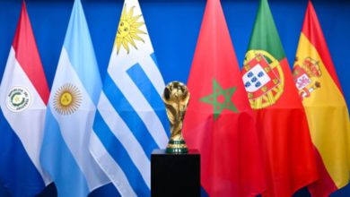 Foto de la Copa Mundial de Futbol y las banderas de Paraguay, Argentina, Uruguay, Marruecos, Portugal y España, que serán sedes de la edición 2030.