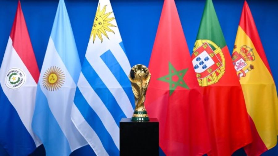 Foto de la Copa Mundial de Futbol y las banderas de Paraguay, Argentina, Uruguay, Marruecos, Portugal y España, que serán sedes de la edición 2030.