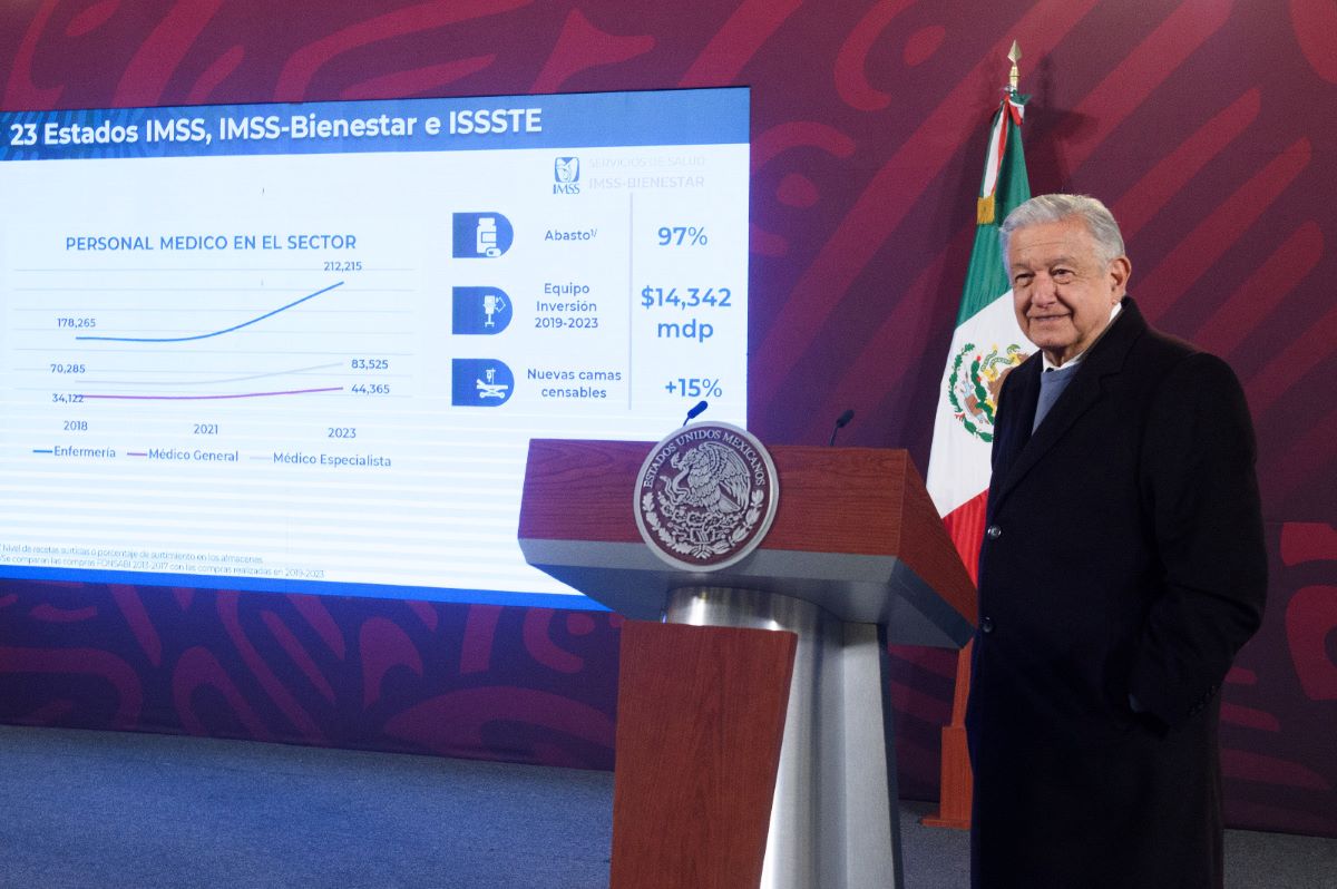 Andrés Manuel López Obrador sostuvo que se trata, quizá, de la farmacia más grande del mundo, repartida 5 mil 500 metros cuadrados techos para abastecer todos los medicamentos a partir de las recetas médicas de cada institución. Foto: Presidencia
