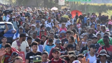 Los extranjeros de una veintena de nacionalidades se enfilaron sobre la carretera costera a primera hora desde el municipio de Huixtla, donde pernoctaron el lunes. Foto: La Jornada