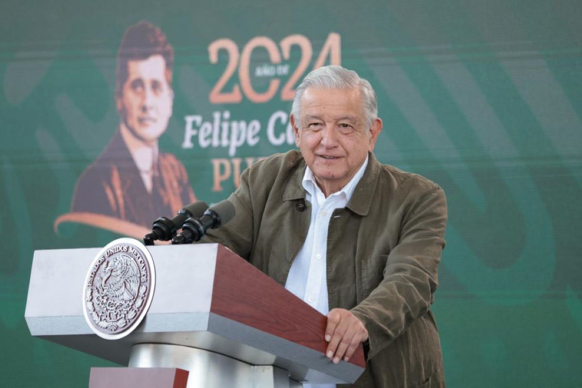 Andrés Manuel López Obrador consideró que hoy la Comisión Federal de Electricidad (CFE) apenas podría producir la energía necesaria para el país si continuara con las políticas anteriores. Foto: Presidencia