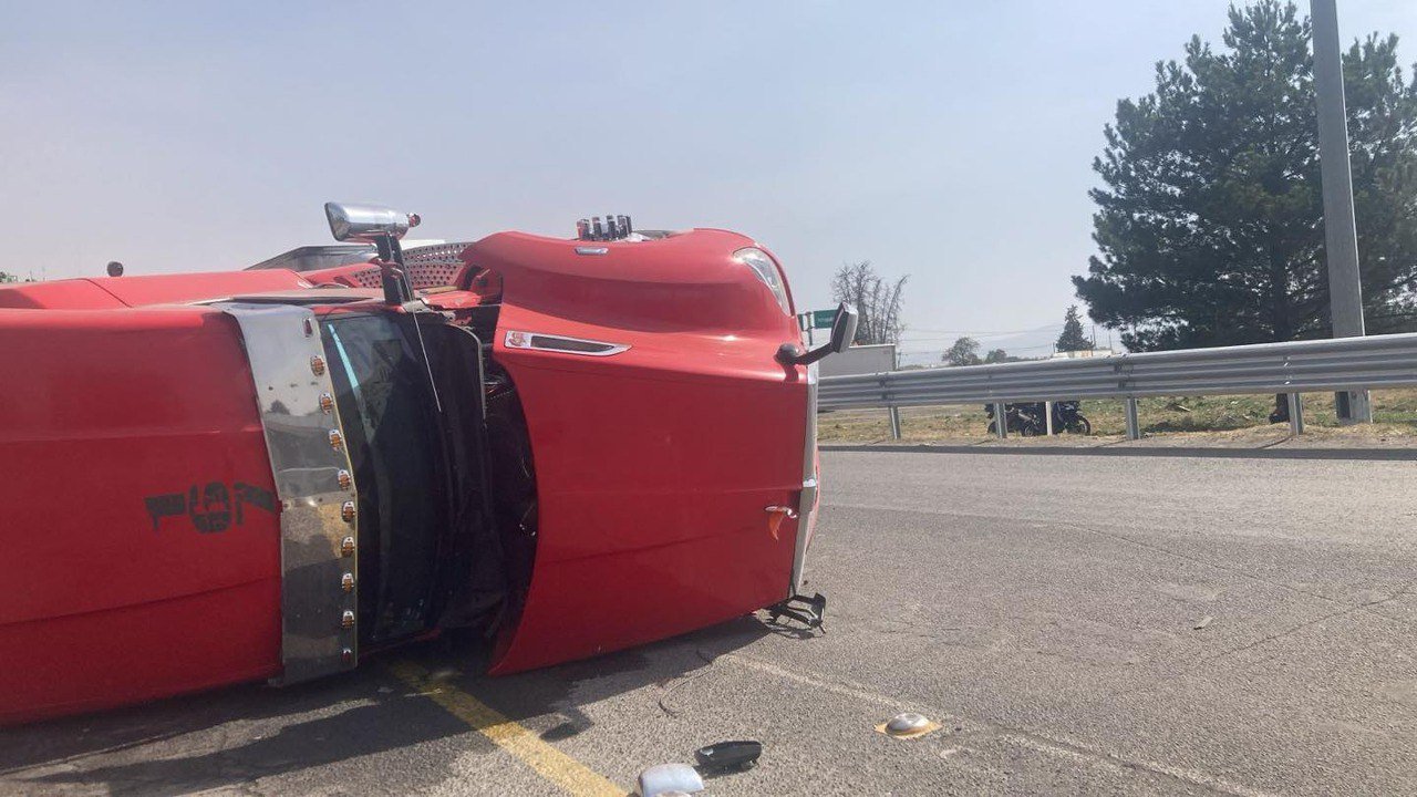 El accidente que ocurrió a la altura de la autopista México-Puebla, a la altura de Chimalhuacán, provocó afectaciones en el área. Foto: Captura