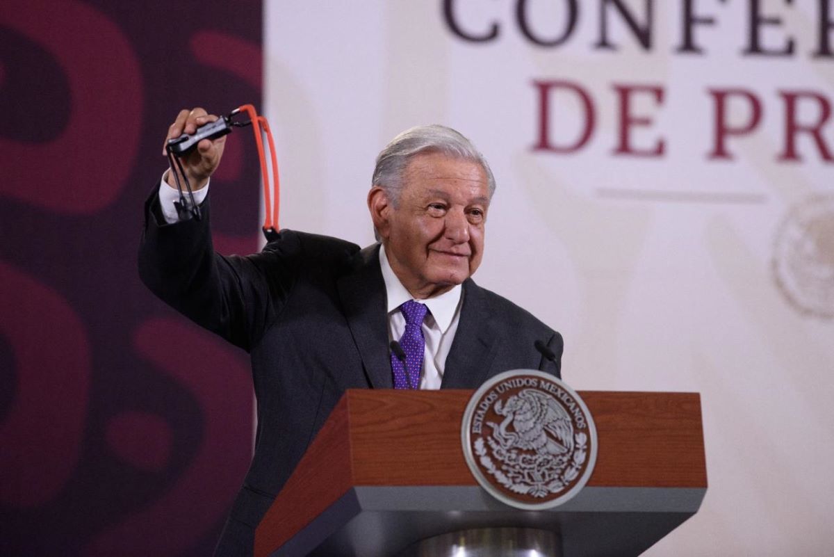 El Presidente Andrés Manuel López Obrador pidió a la población que ayude a localizar al agente que atento contra la vida del estudiante de Ayotzinapa. Foto: Presidencia