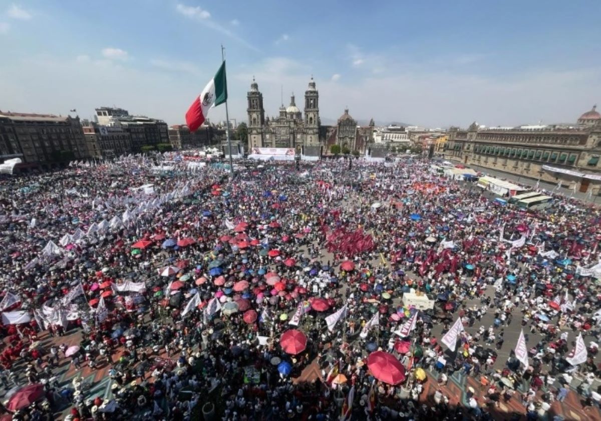 Miles de personas sigue llegando. Los contingentes avanzan por la avenida 5 de mayo, así como las calles Madero, Donceles y Tacuba. Foto: La Jornada