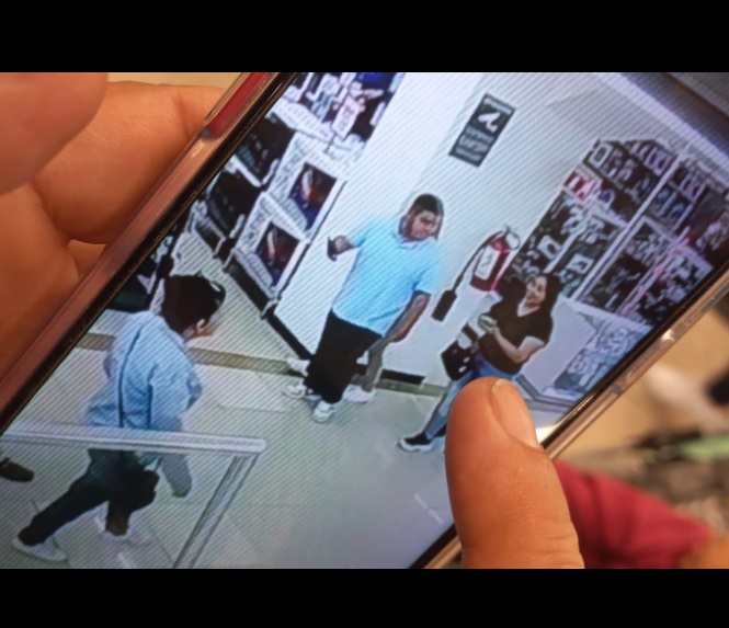 Las imágenes que circularon rápidamente, fueron subidas por Laura Daniela, quien pidió ayuda para identificar y localizar a un hombre y una mujer que despojaron a su pequeño del dispositivo. Foto: Captura.