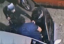En un video captado por una cámara de seguridad, se puede ver a un sujeto con chamarra oscura, gorro, pantalón de mezclilla y cubrebocas abrir la puerta de un taxi que se encontraba estacionado. Foto: Captura
